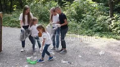 一群戴手套的孩子在城市<strong>公园捡垃圾</strong>